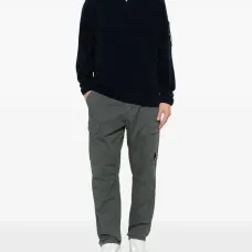 Джемпер с V-образным вырезом и карманом на рукаве