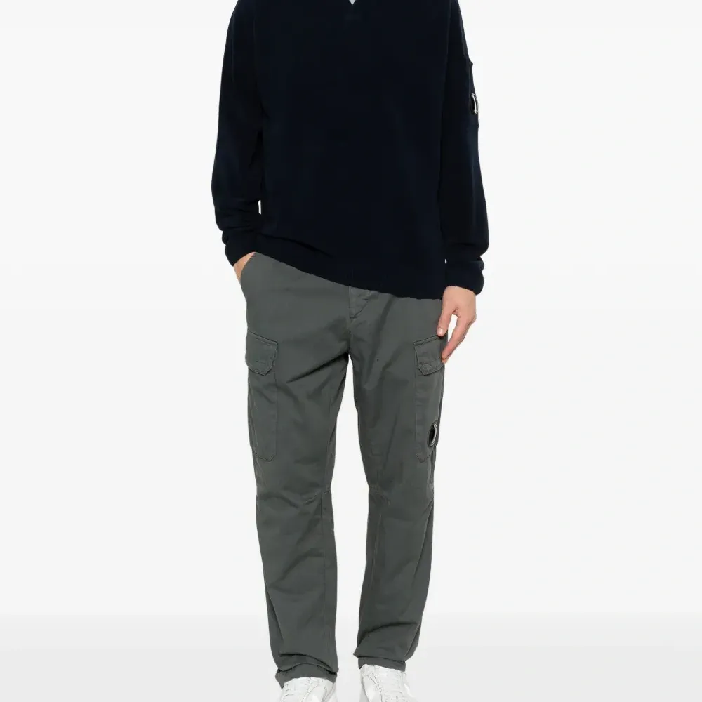 Джемпер с V-образным вырезом и карманом на рукаве