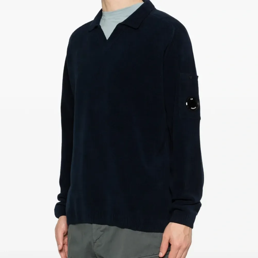 Джемпер с V-образным вырезом и карманом на рукаве