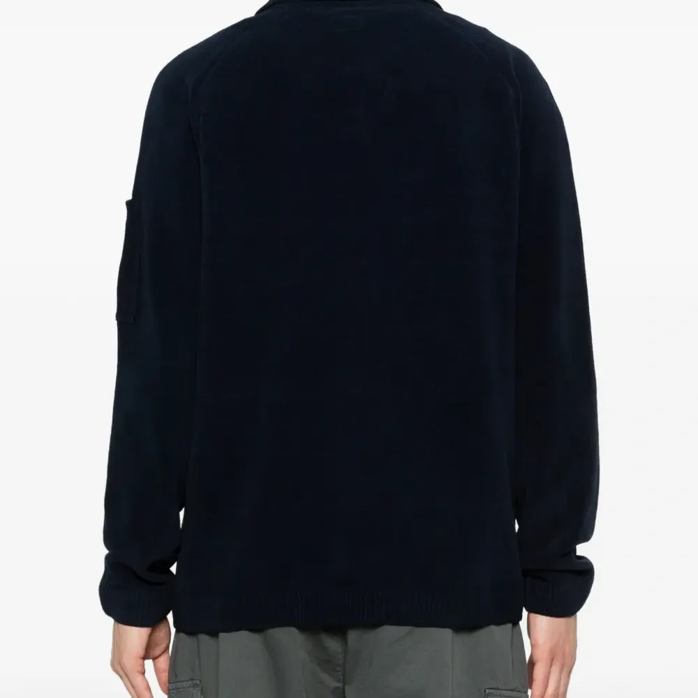 Джемпер с V-образным вырезом и карманом на рукаве