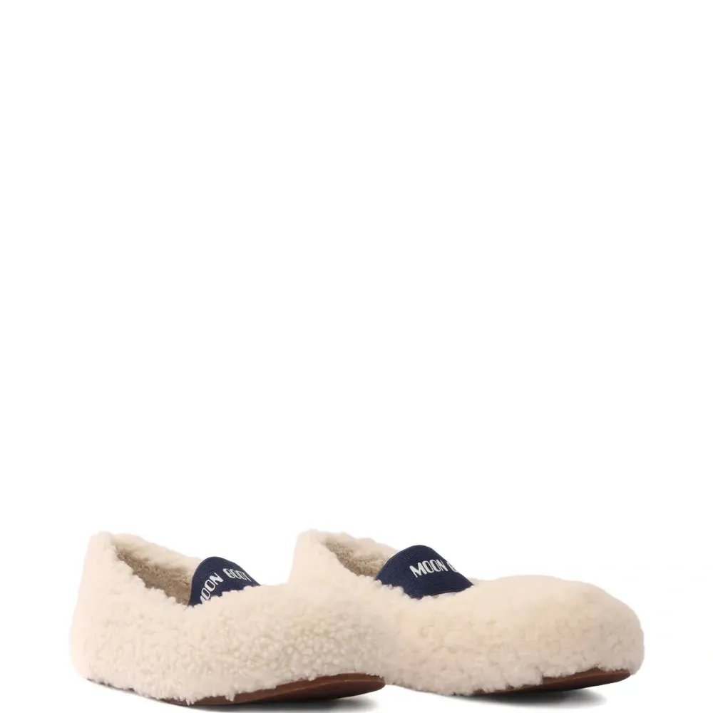 Балетки с ремешком из овчины