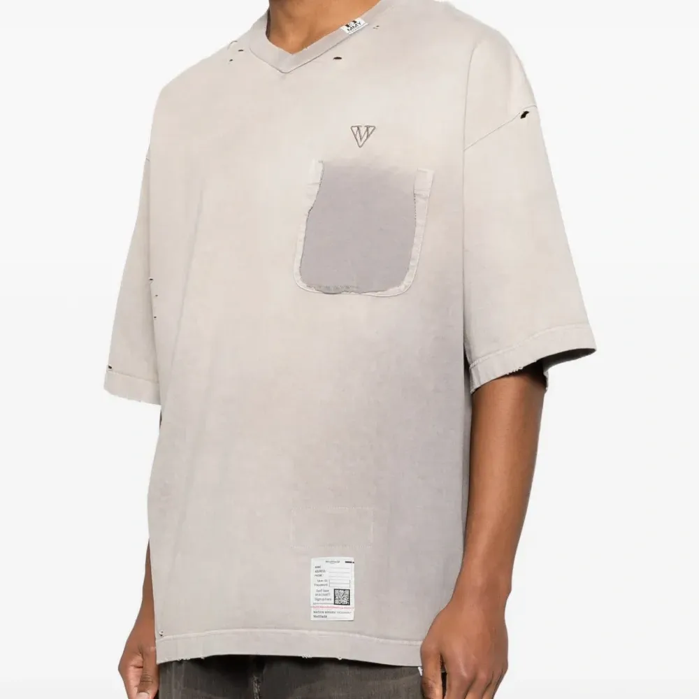 Футболка с V-образным вырезом