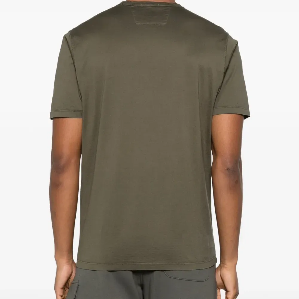 Футболка с нашивкой-логотипом