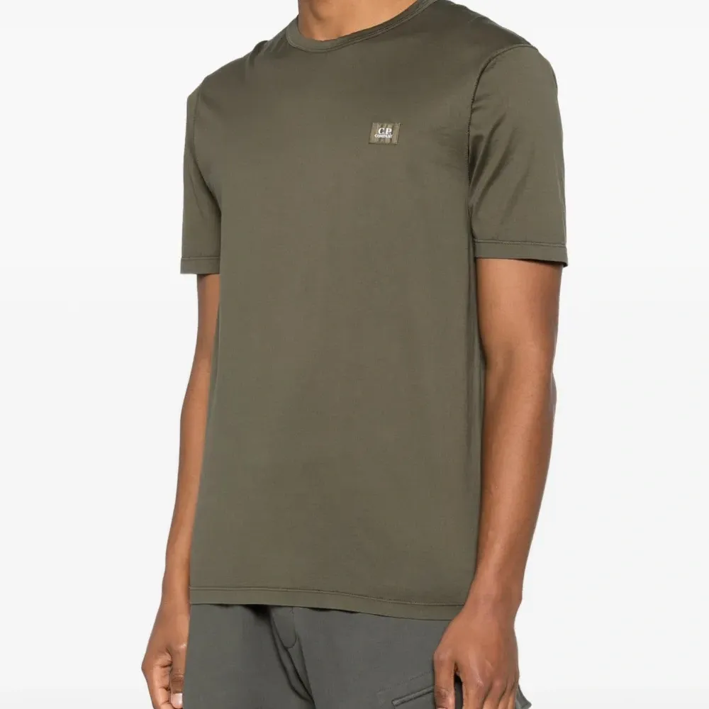 Футболка с нашивкой-логотипом