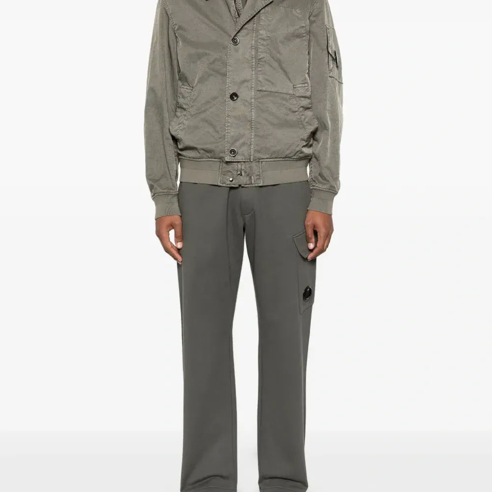 Футболка с нашивкой-логотипом