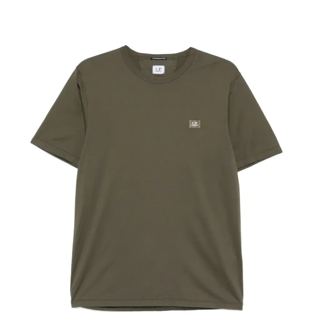 Футболка с нашивкой-логотипом