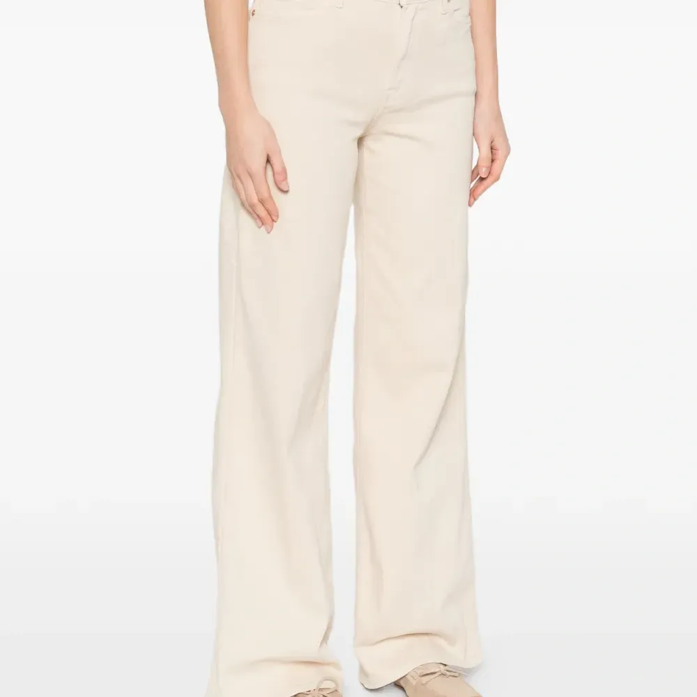 Джинсы Lotta свободного кроя (широкие брючины) Джинсы Lotta свободного кроя (широкие брючины)