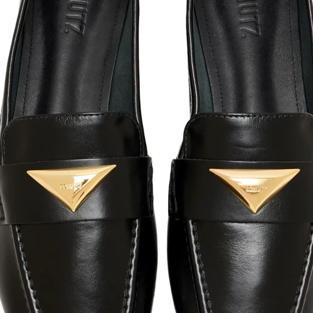 Лоферы с логотипной бляшкой