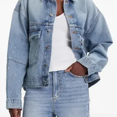 Джинсовая куртка на пуговицах из светлого денима