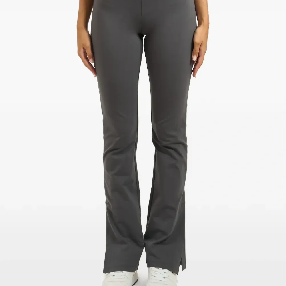 Расклешённые брюки с эластичным поясом