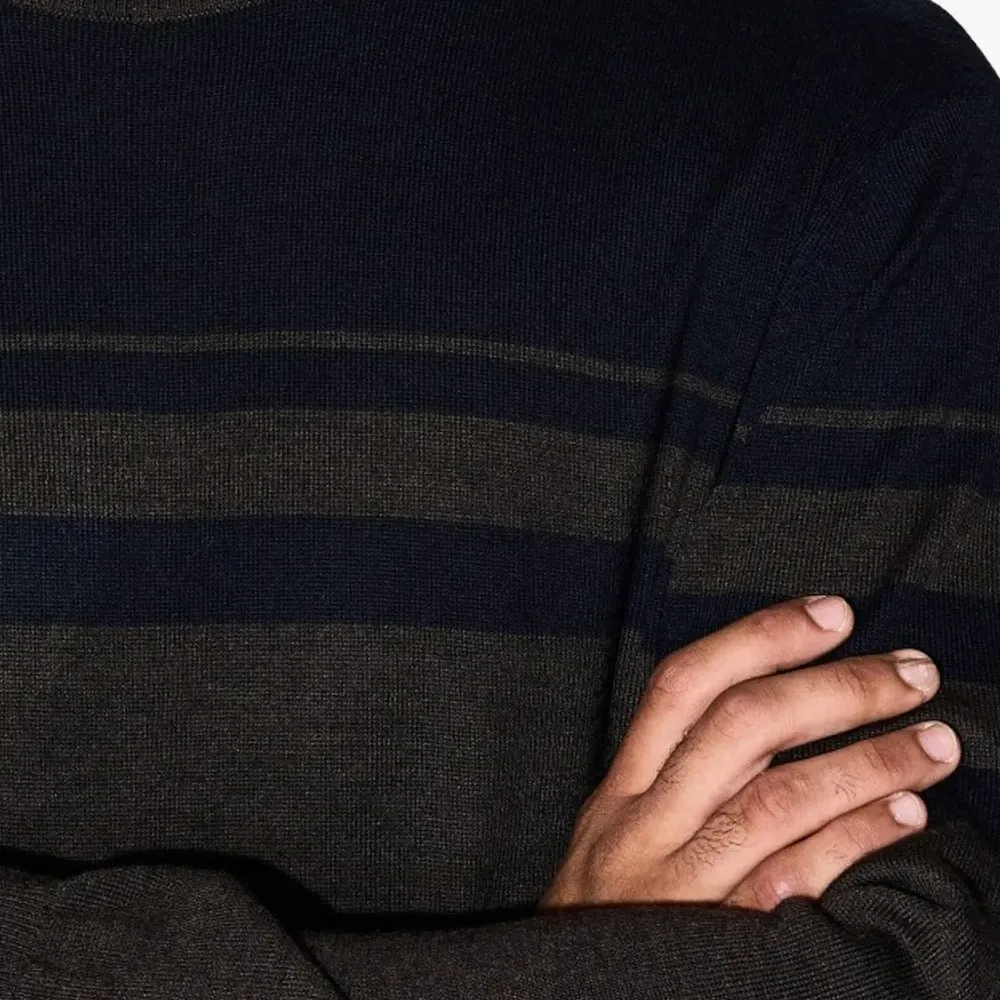 Вязаный свитер в полоску с круглым вырезом Вязаный свитер в полоску с круглым вырезом