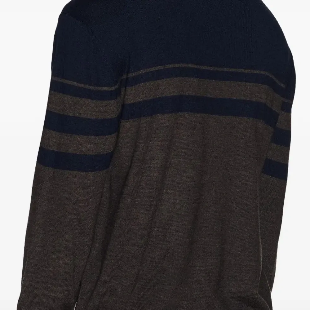 Вязаный свитер в полоску с круглым вырезом Вязаный свитер в полоску с круглым вырезом