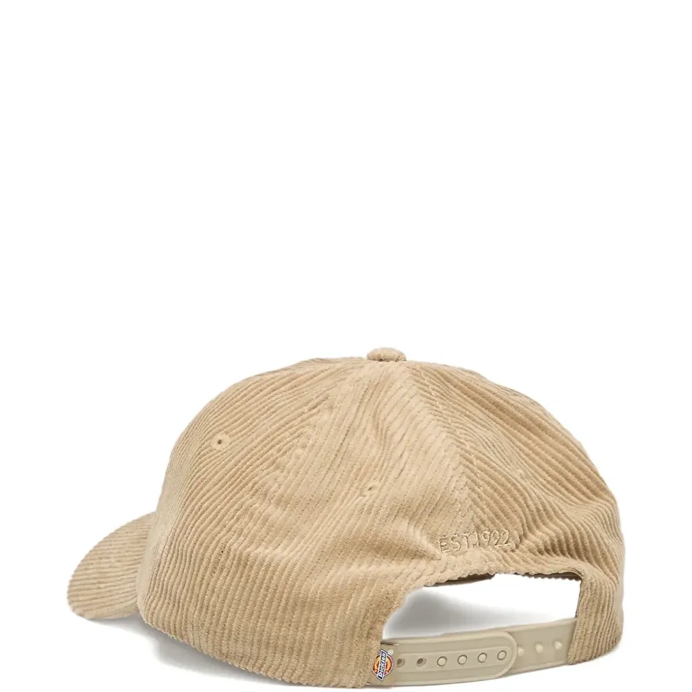 Бейсболка из вельвета с вышитым логотипом