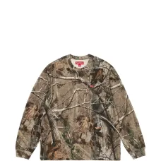 Футболка с камуфляжным принтом и логотипом в рамке