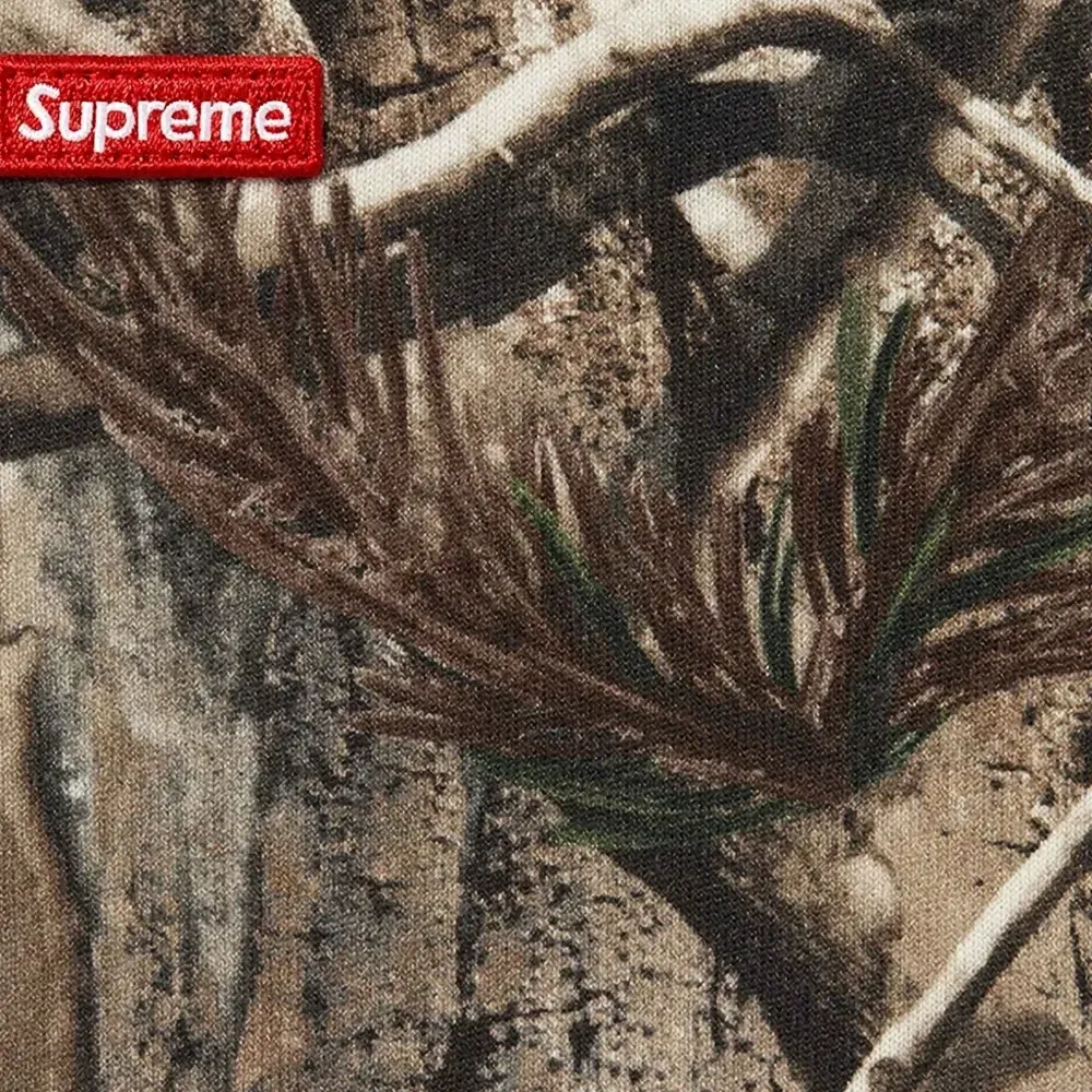 Футболка с камуфляжным принтом и логотипом в рамке