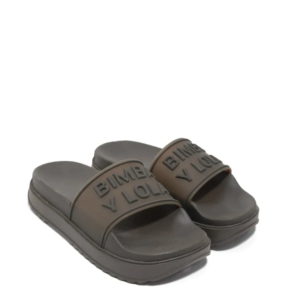 Шлепанцы с тисненым логотипом