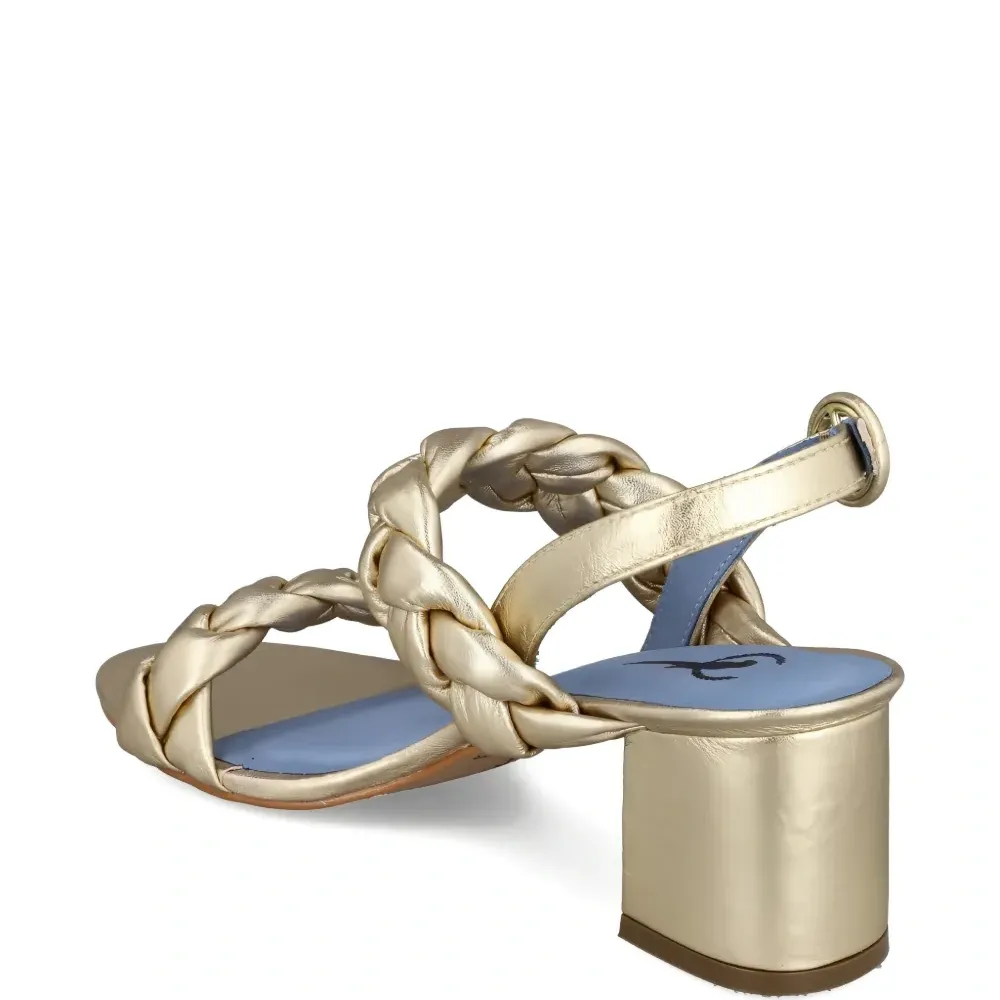 Плетёные сандалии