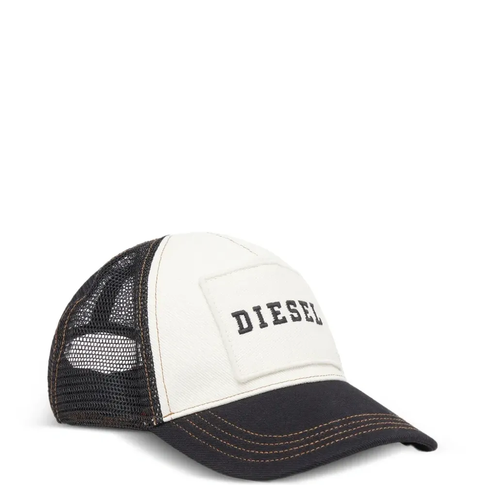 Кепка с вышитой нашивкой