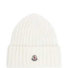 Вязаная шапка с нашивкой-логотипом
