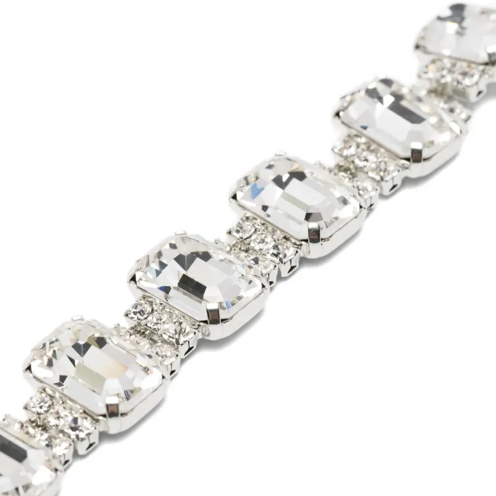 Ожерелье, украшенное кристаллами