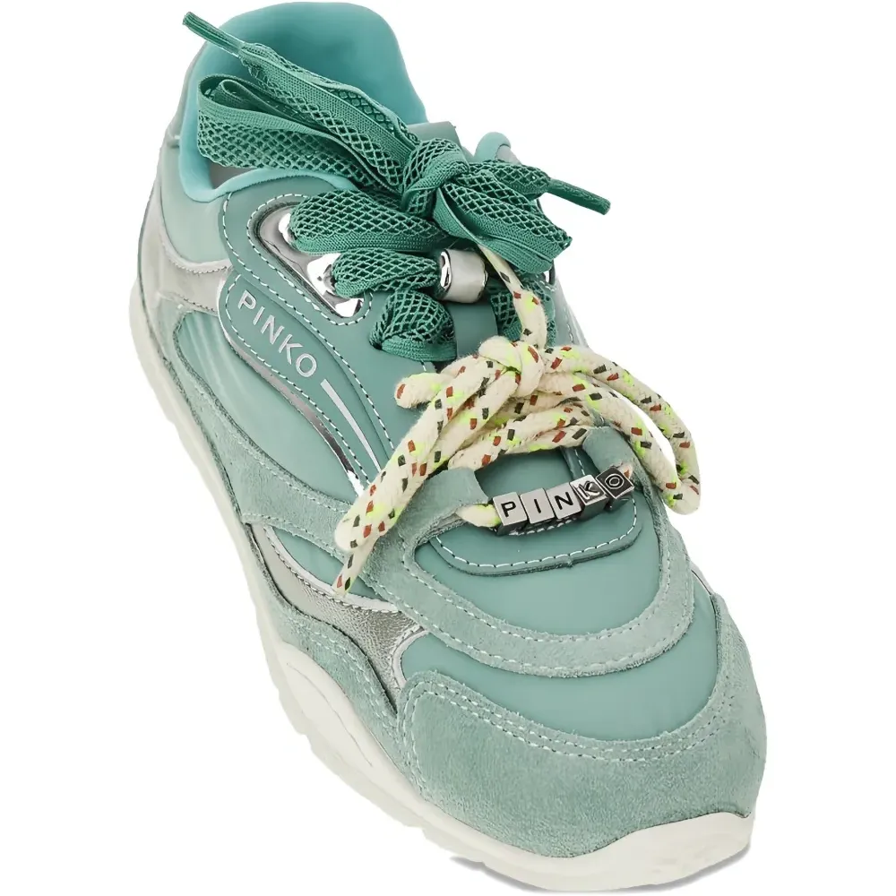 Кроссовки с логотипом