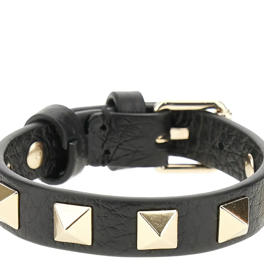 Браслет с пирамидальными шипами