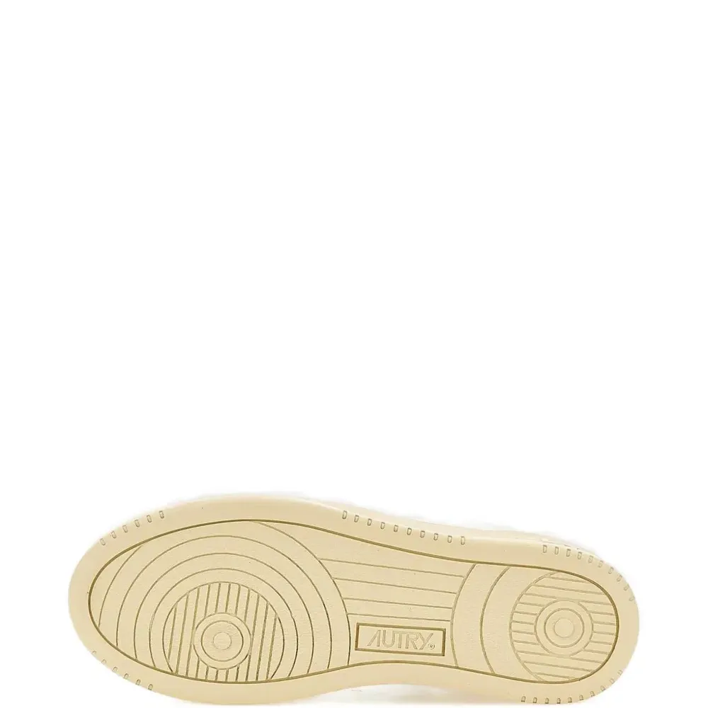 Кожаные кроссовки на низкой платформе Кожаные кроссовки на низкой платформе