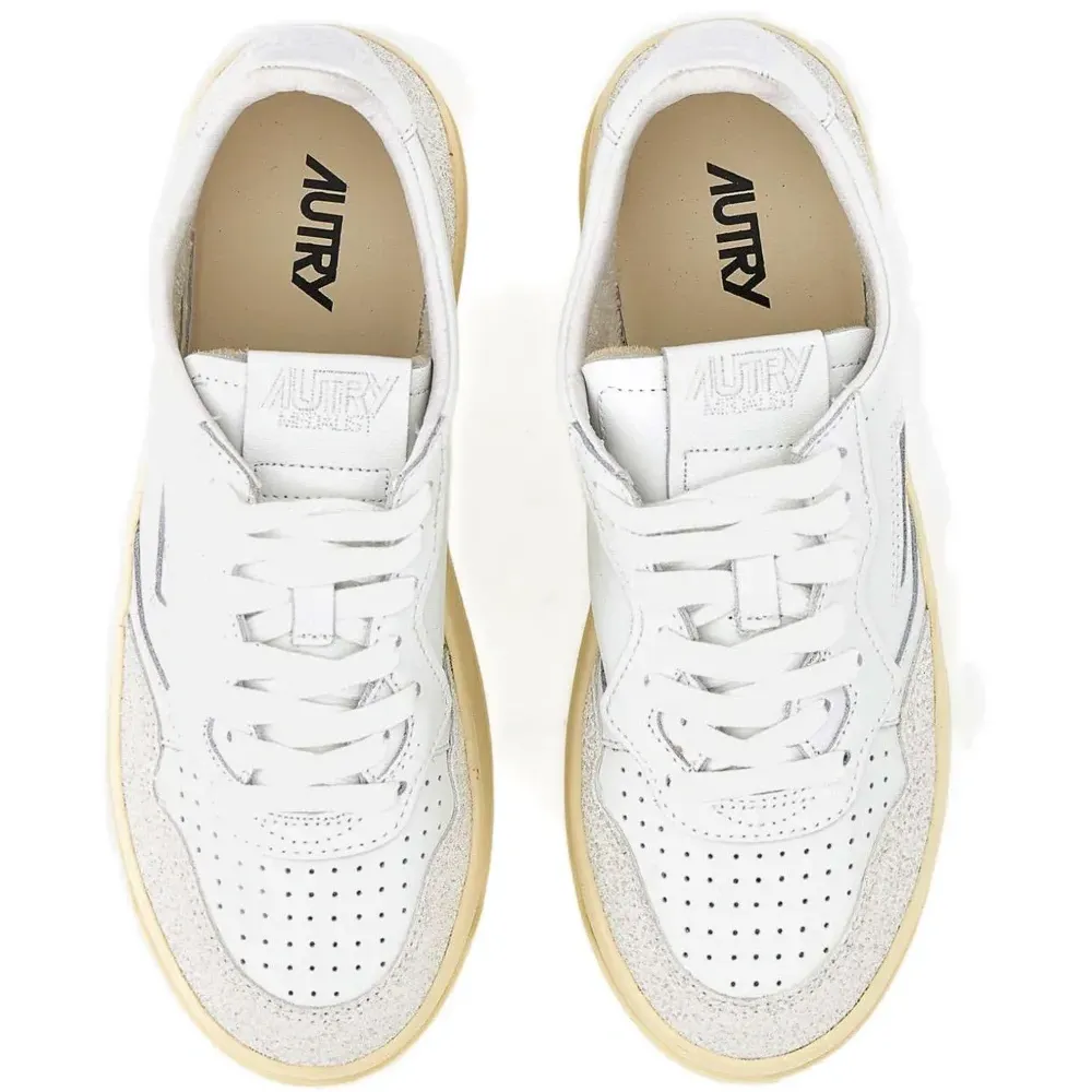 Кожаные кроссовки на низкой платформе Кожаные кроссовки на низкой платформе