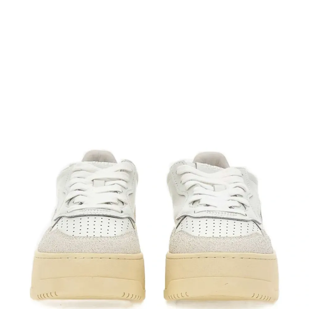 Кожаные кроссовки на низкой платформе Кожаные кроссовки на низкой платформе