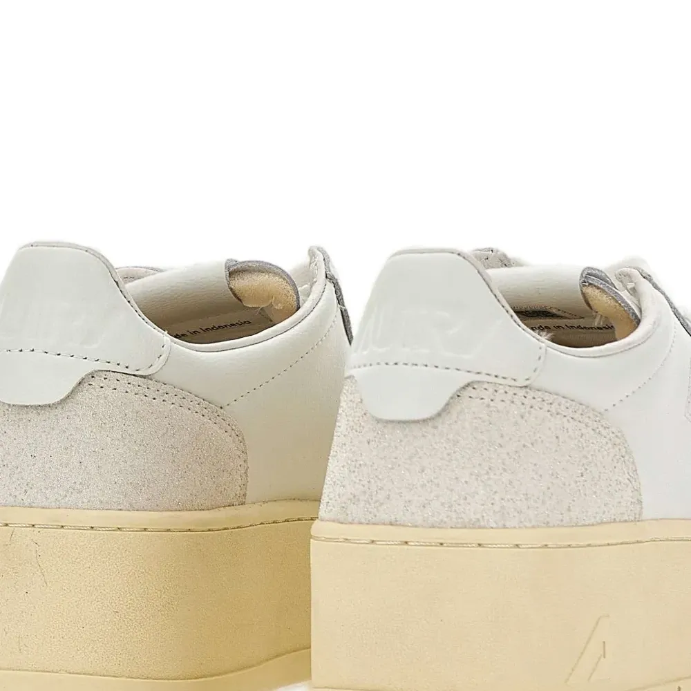 Кожаные кроссовки на низкой платформе Кожаные кроссовки на низкой платформе