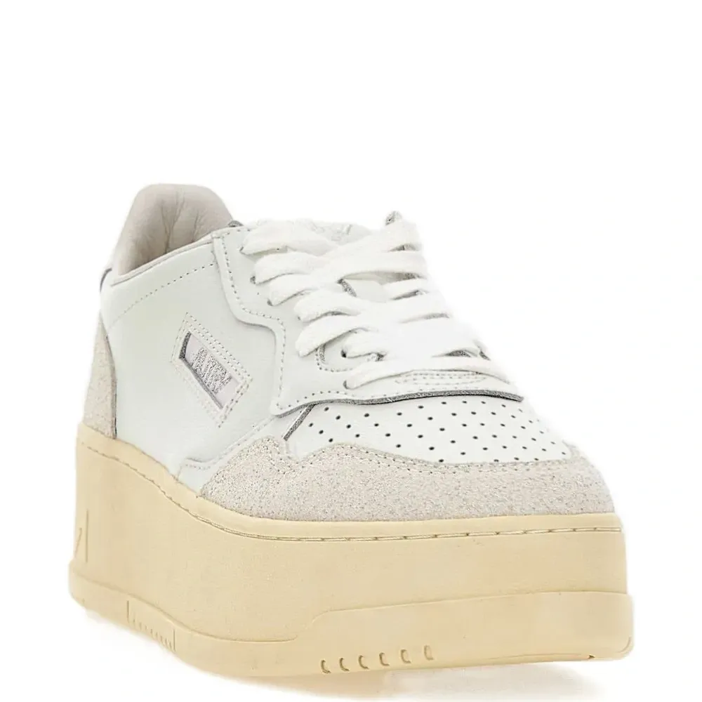 Кожаные кроссовки на низкой платформе Кожаные кроссовки на низкой платформе