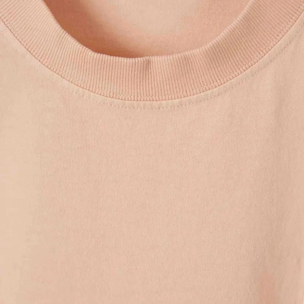 Рифленая футболка с нашивкой-эмблемой