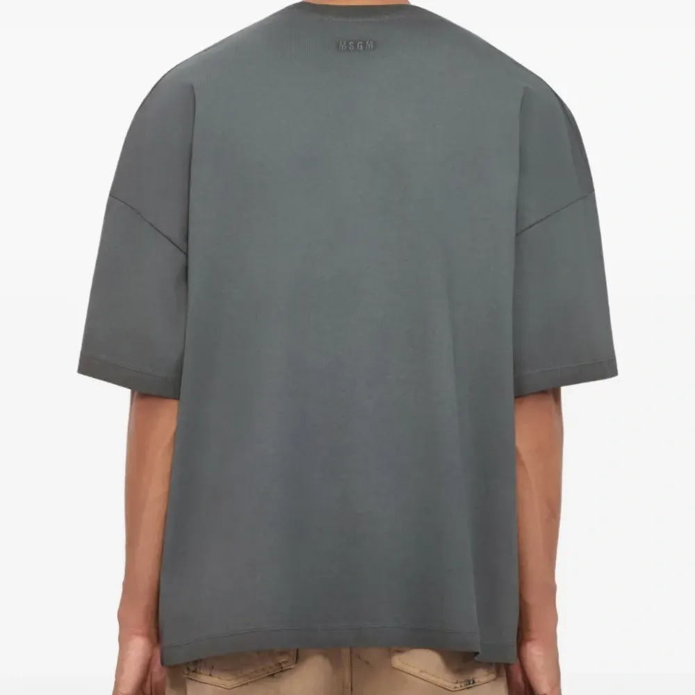 Футболка с украшением из страз