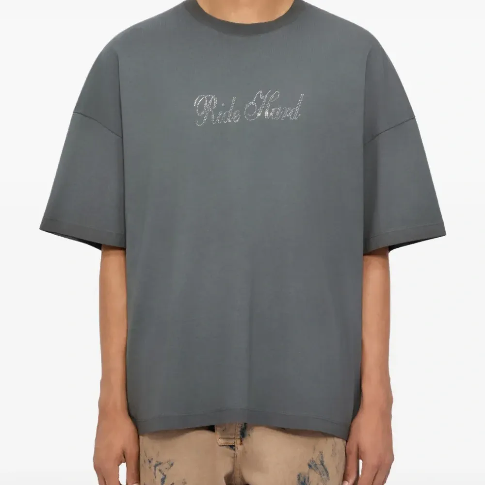 Футболка с украшением из страз