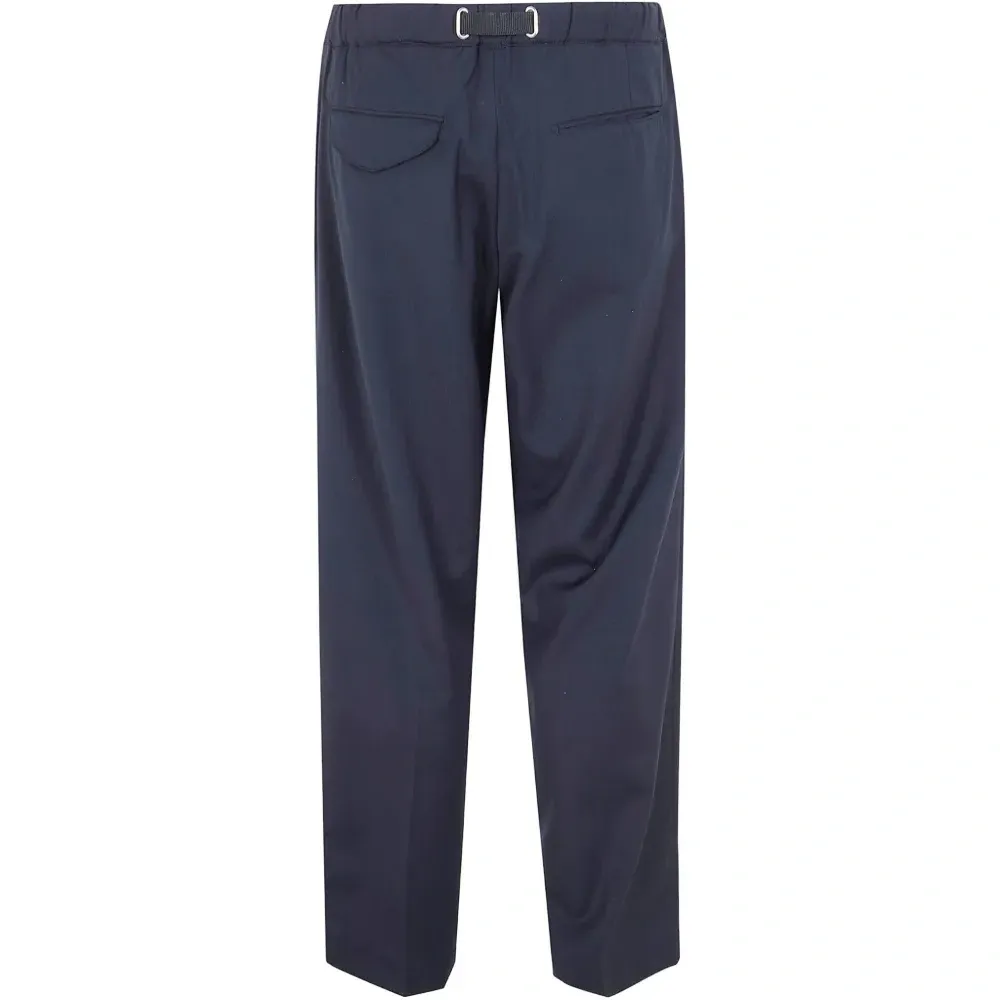 Брюки с карманами и защипами