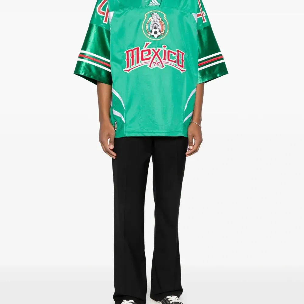 Футболка с короткими рукавами и вышитым логотипом