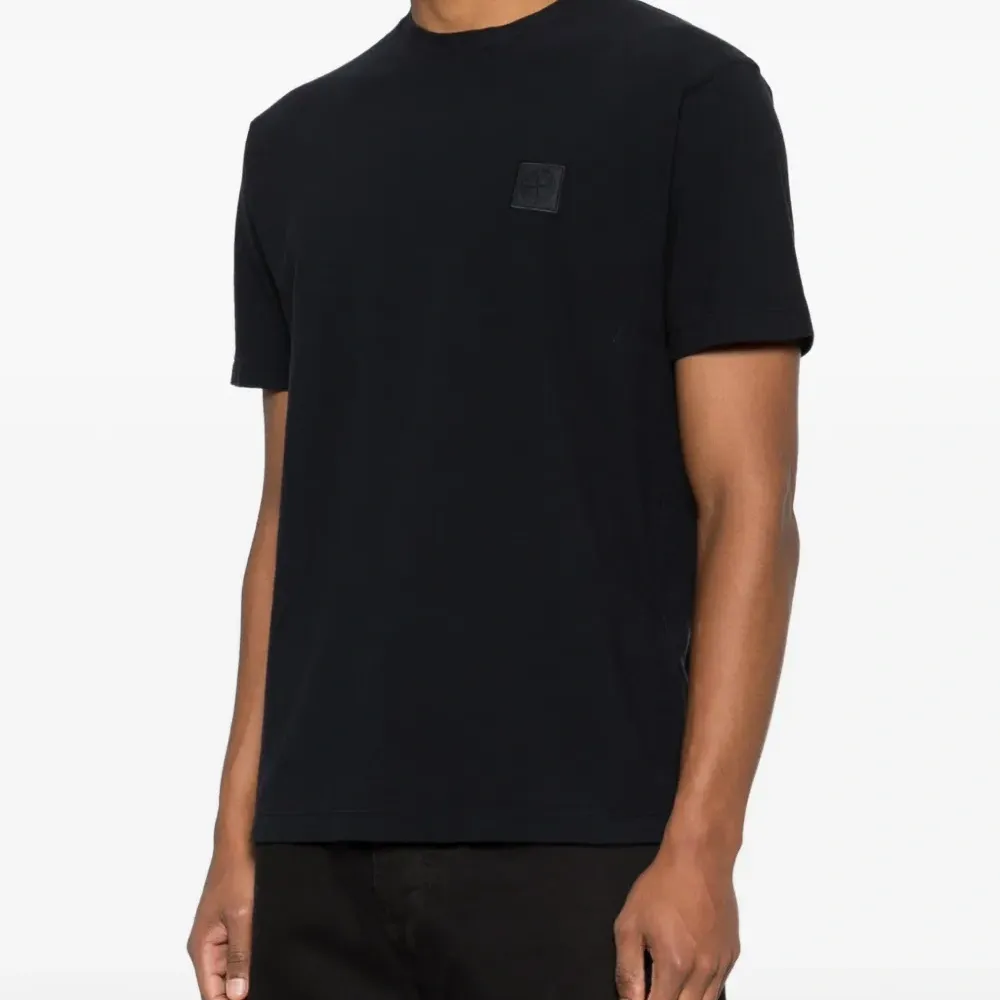 Футболка с нашивкой-логотипом