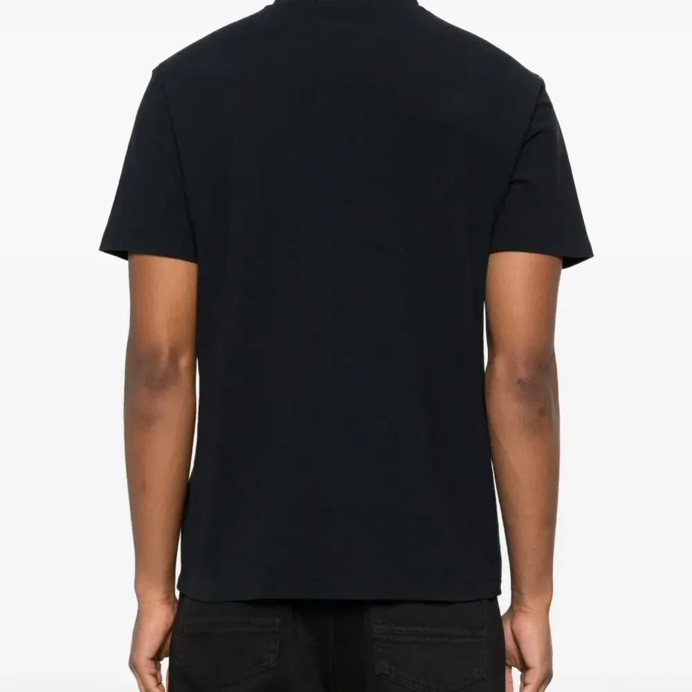 Футболка с нашивкой-логотипом