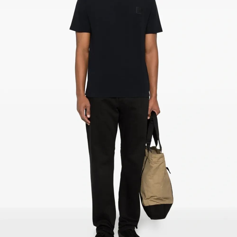 Футболка с нашивкой-логотипом