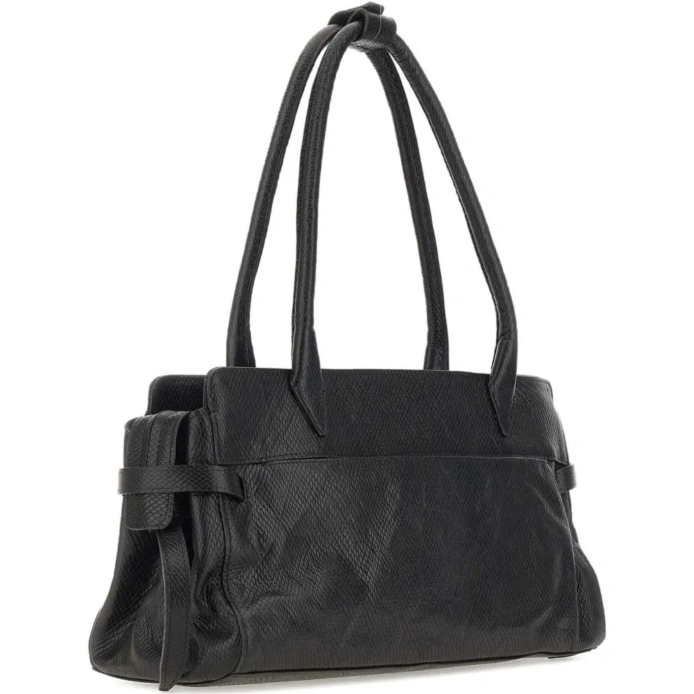 Сумка на плечо с отделкой в виде логотипа