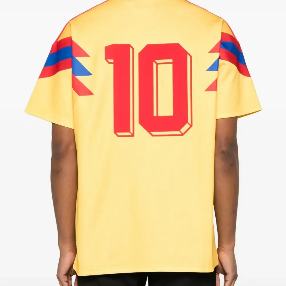 Футболка с логотипом в виде шеврона