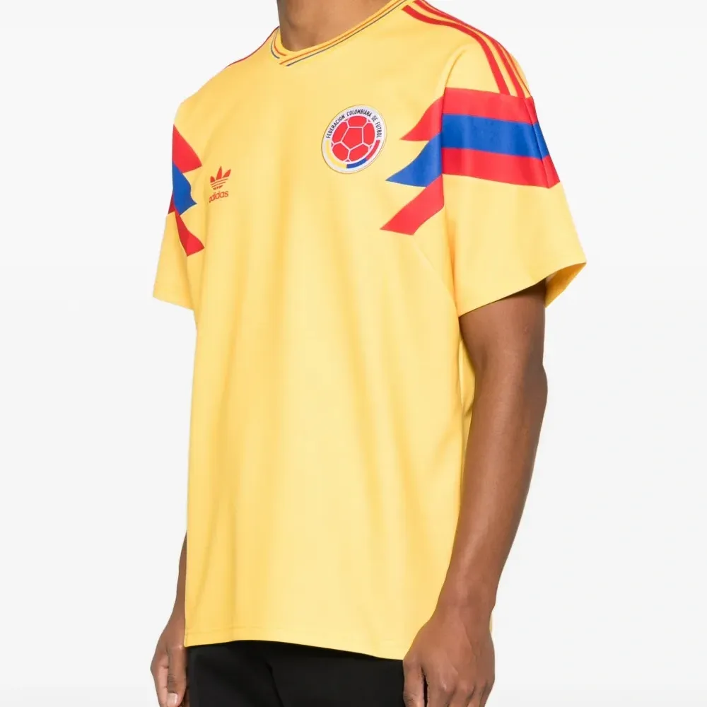 Футболка с логотипом в виде шеврона