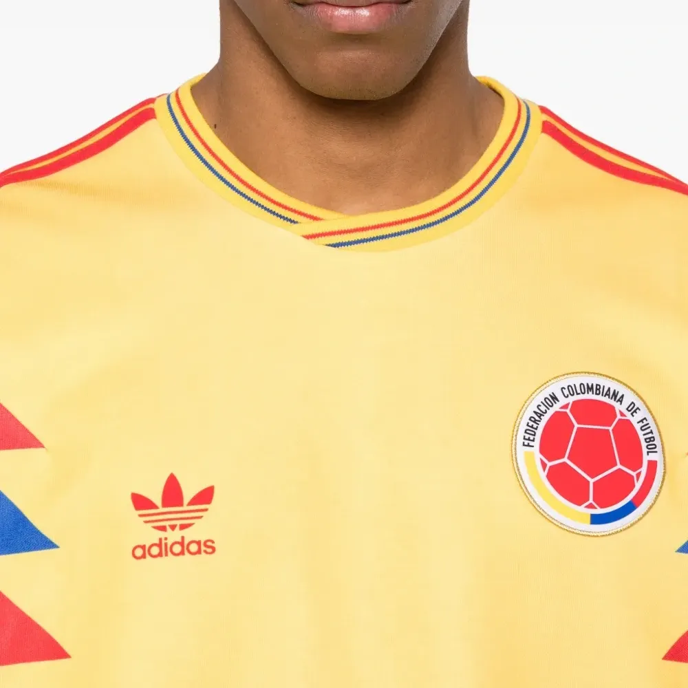 Футболка с логотипом в виде шеврона