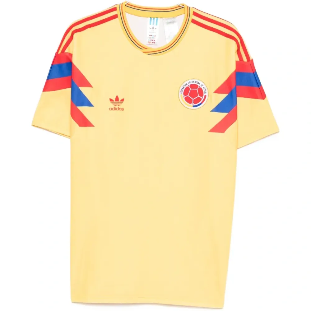 Футболка с логотипом в виде шеврона