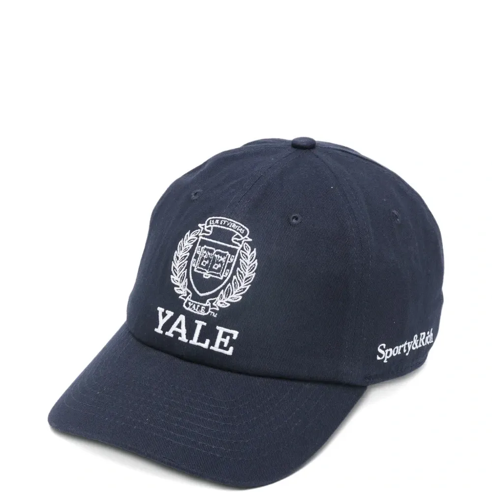 Бейсболка с вышитым логотипом