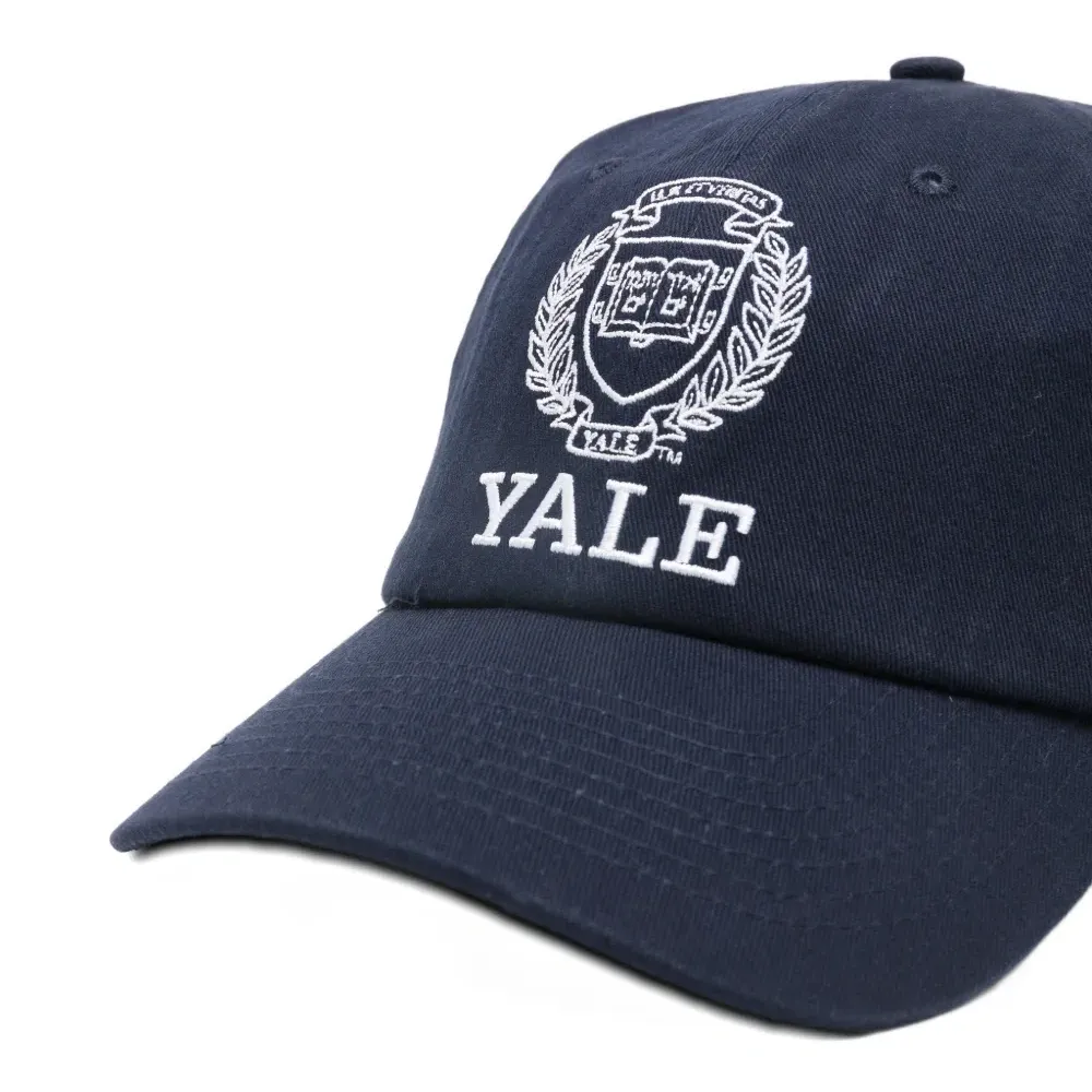 Бейсболка с вышитым логотипом