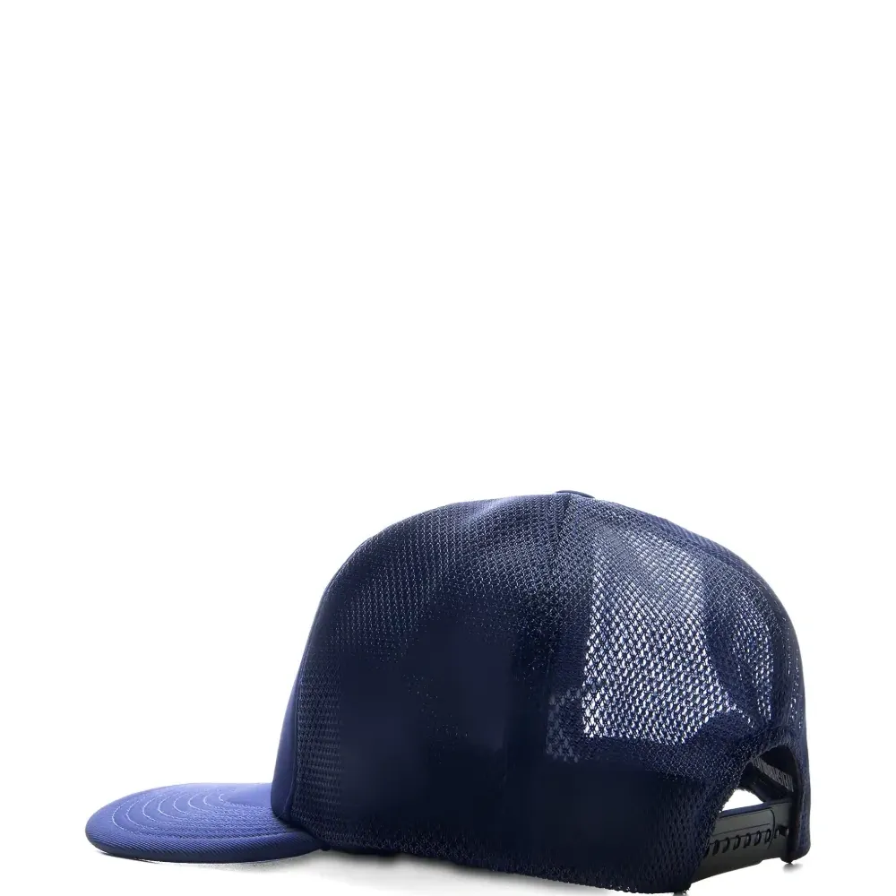 Бейсболка с логотипом из сетки