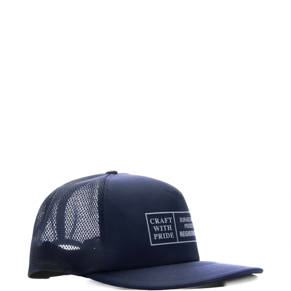 Бейсболка с логотипом из сетки