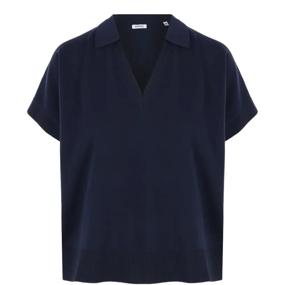 Футболка-поло с V-образным вырезом