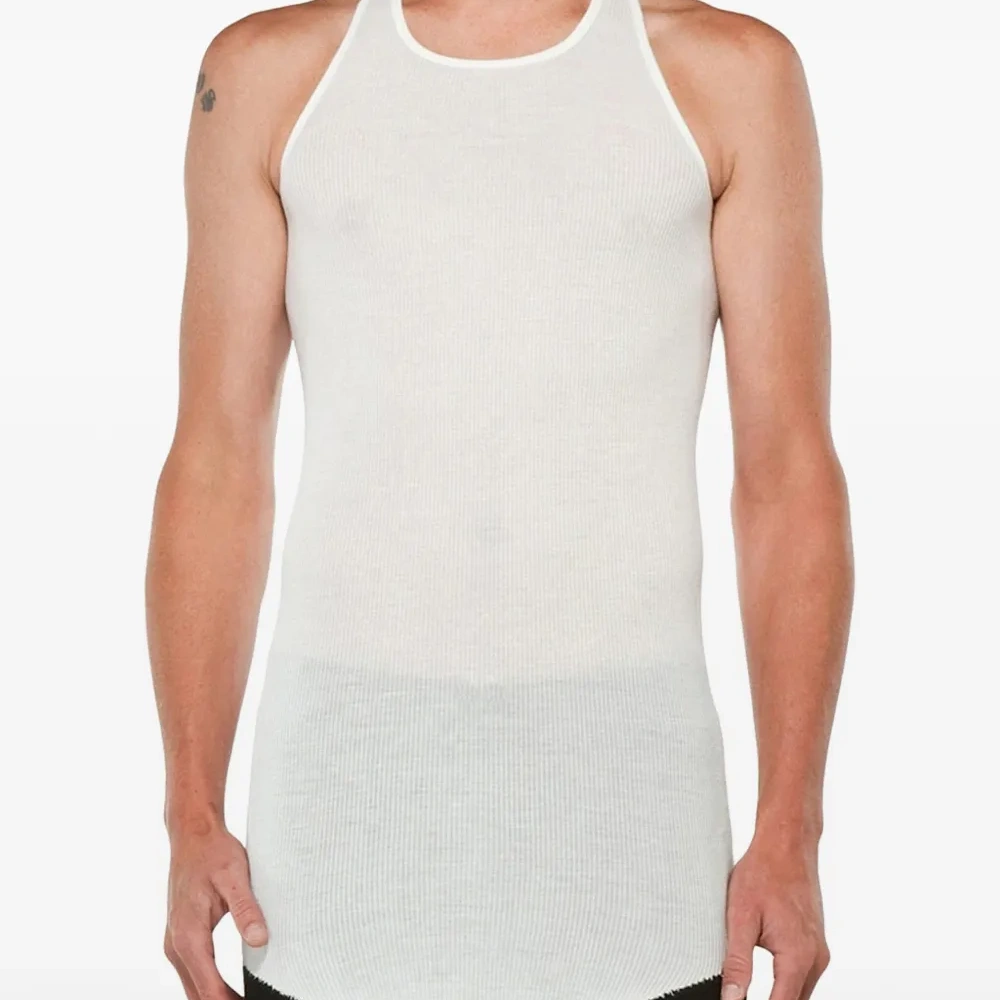 Топ в рубчик на бретелях через шею